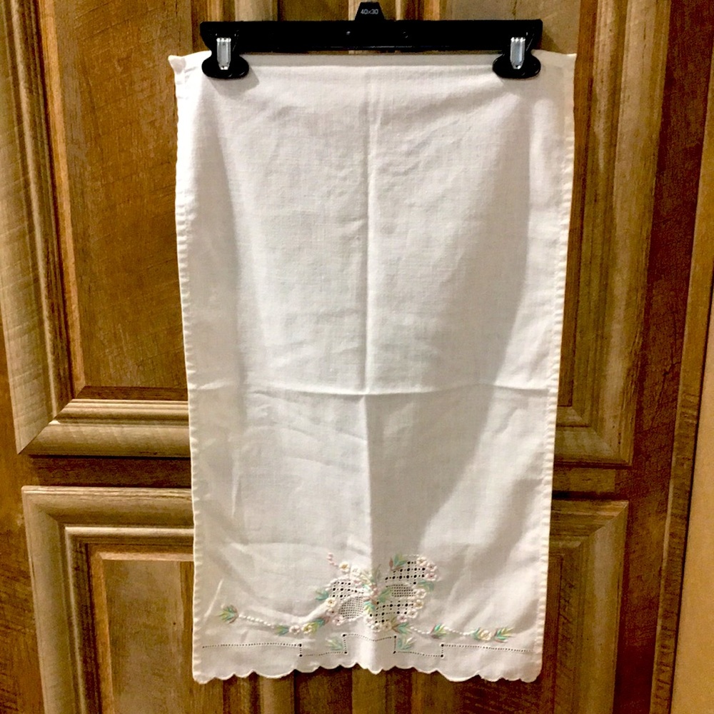 Very Pretty Vintage Decorative Table Linen